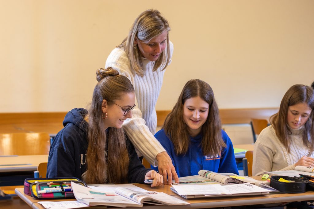 Lehrerin erklärt etwas